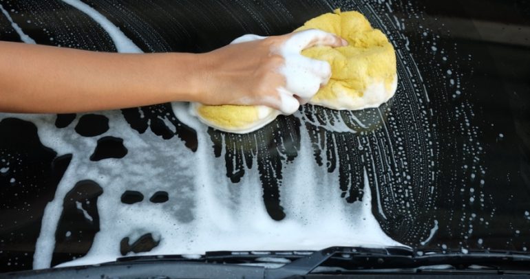 ما هي أفضل طريقة لتنظيف زجاج سيارتك ؟